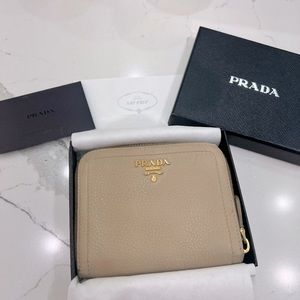 Authentic Prada wallet with Box and original pkge!!
